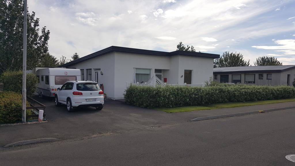 Hvita Husith, Kirkjubraut 48 Apartment Hofn Exterior photo